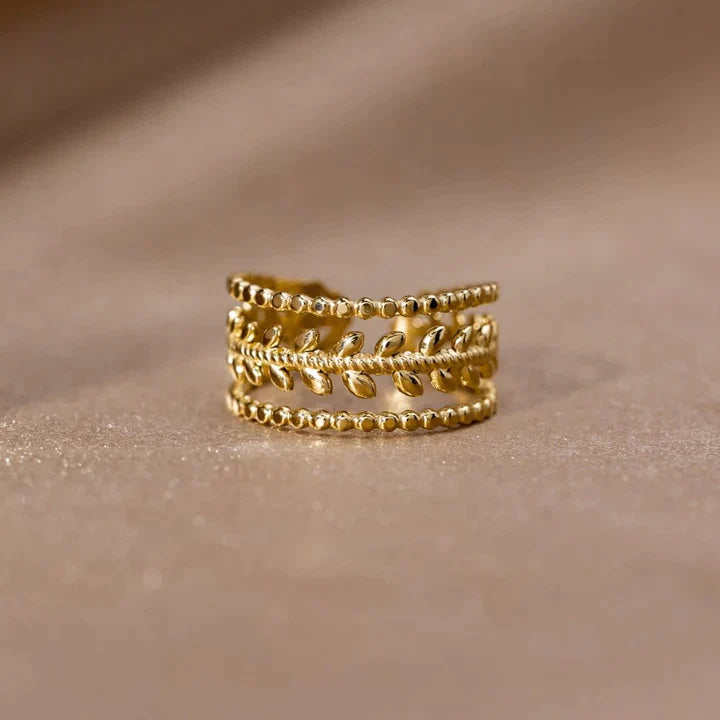 Marissa - Golden ring with superimposed leaves