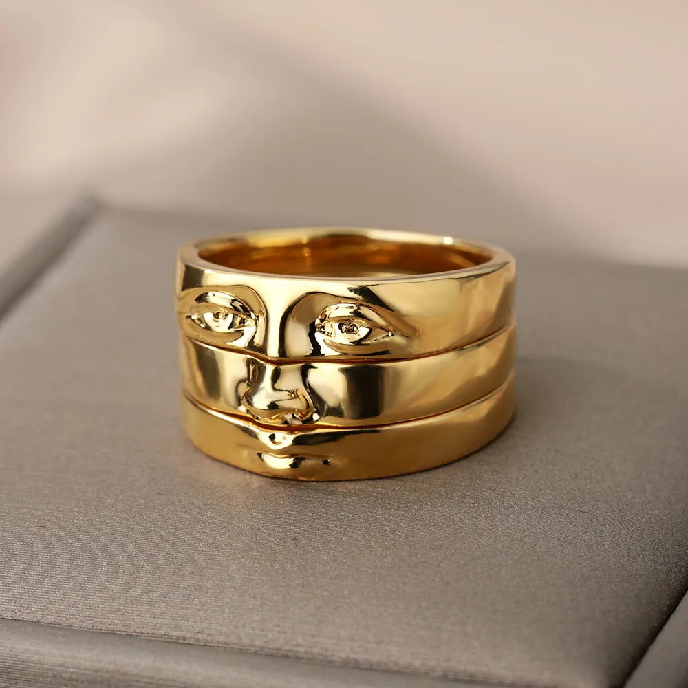 Elegant Ring with Gold Finish - Synne