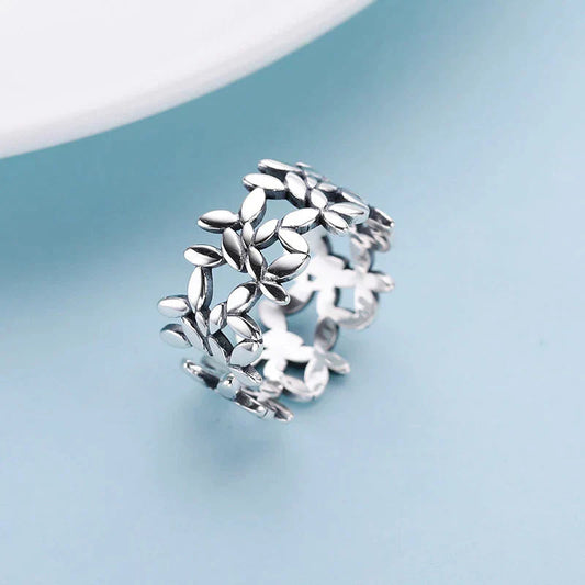 Elegant Silver Ring with Leaf Design - Torleif