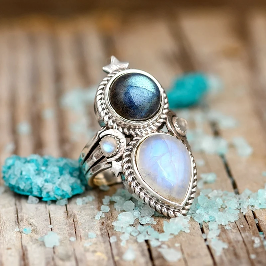 Elegant Silver Ring with Dazzling Moonstone - Lande