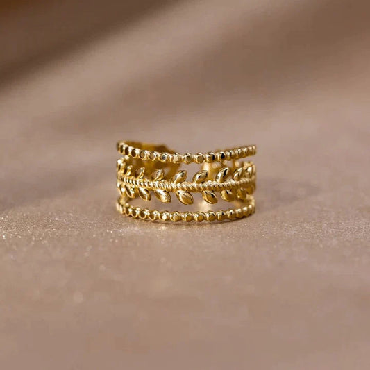 Marissa - Golden ring with superimposed leaves