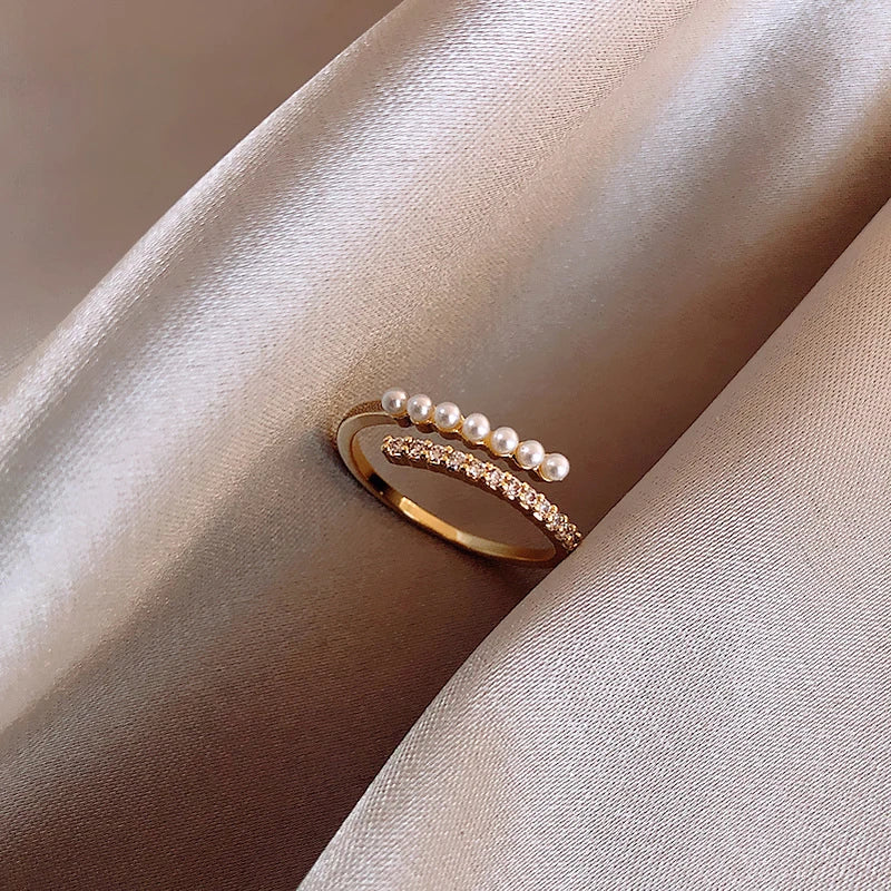 Luxurious adjustable ring adorned with pearls and sparkling gold zircons - Thea