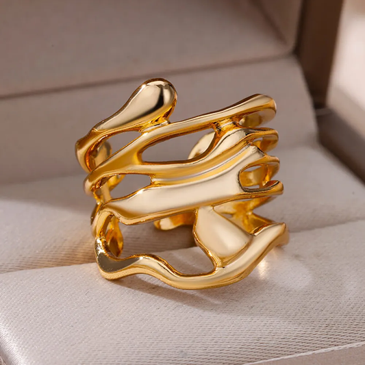Gold ring with an irregular design and refined elegance - Sigrid
