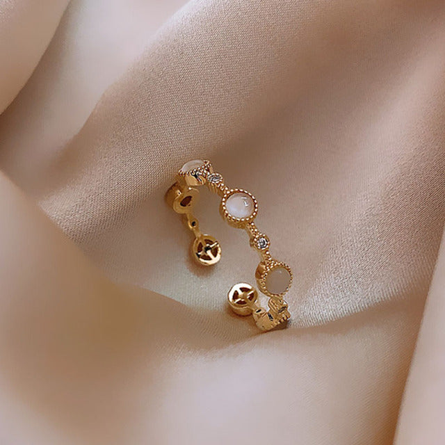 Elegant gold ring with White Opal and adjustable design - Eline