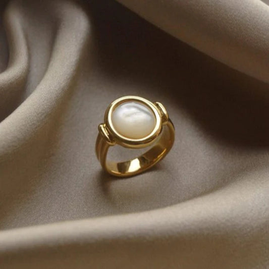 Refined gold ring adorned with delicate pearls - Armelise