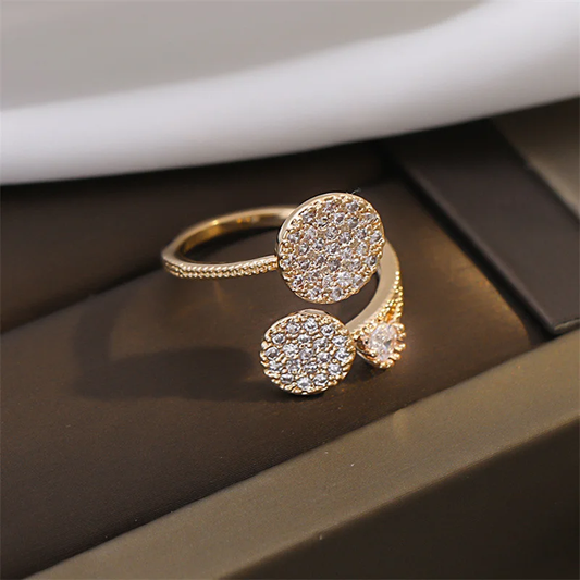 Refined ring in sparkling brilliant gold - Lily