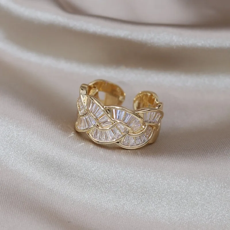 Refined twisted ring adorned with sparkling zirconias - Reine